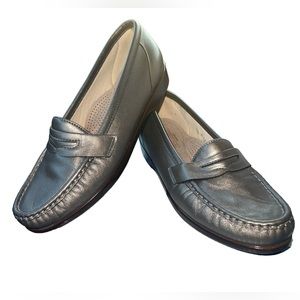 SAS Penny Loafers Metallic Pewter Leather Slip On Shoes USA Made Womens Size 7.5